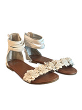 Load image into Gallery viewer, JUSTICE FLORAL SANDAL (SZ 2)
