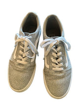 Cargar imagen en el visor de la galería, VANS Silver Sparkle Low Top Sneakers (SZ 4)
