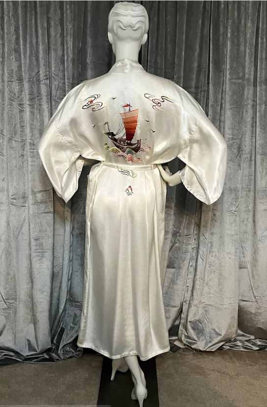 BEAUTIFUL 1960S Ivory Silk Kimono Robe Hand Embroidered