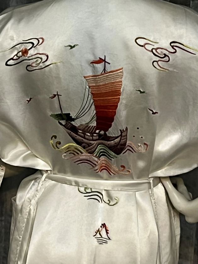 BEAUTIFUL 1960S Ivory Silk Kimono Robe Hand Embroidered