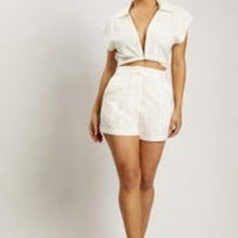 Cargar imagen en el visor de la galería, BECKY white Linen Front Seam Shorts (XL/10)
