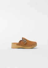 Load image into Gallery viewer, KIDS/ BUCKLE STUDDED LEATHER CLOGS (SZ 4)
