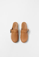 Load image into Gallery viewer, KIDS/ BUCKLE STUDDED LEATHER CLOGS (SZ 4)
