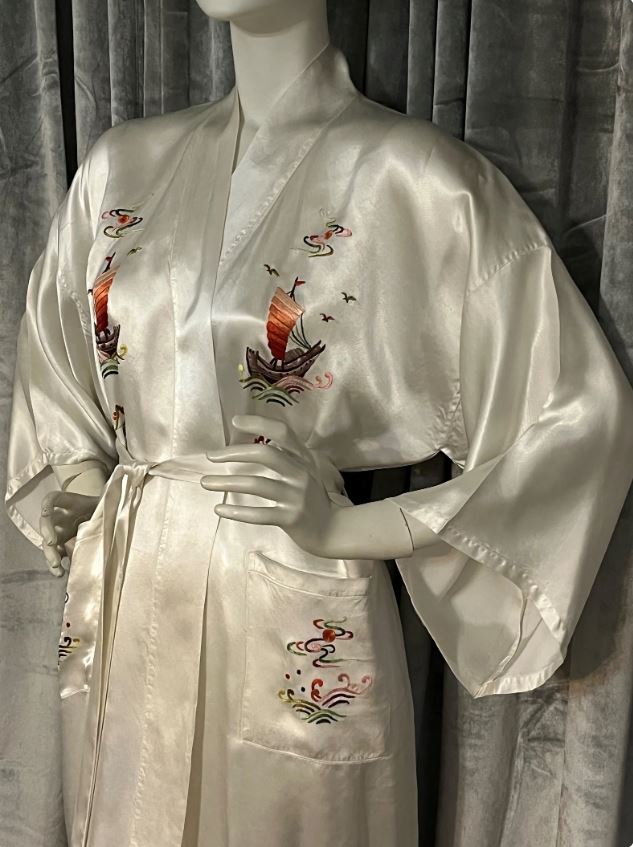 BEAUTIFUL 1960S Ivory Silk Kimono Robe Hand Embroidered