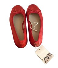 Cargar imagen en el visor de la galería, ZARA RED TEXTURED FLATS (SZ 32)
