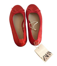 Load image into Gallery viewer, ZARA RED TEXTURED FLATS (SZ 32)
