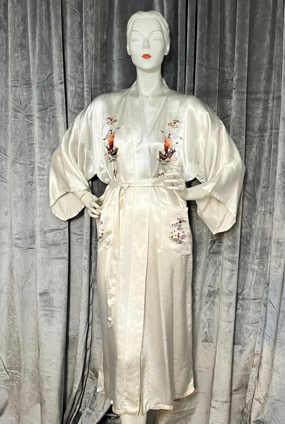 BEAUTIFUL 1960S Ivory Silk Kimono Robe Hand Embroidered