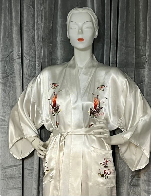 BEAUTIFUL 1960S Ivory Silk Kimono Robe Hand Embroidered