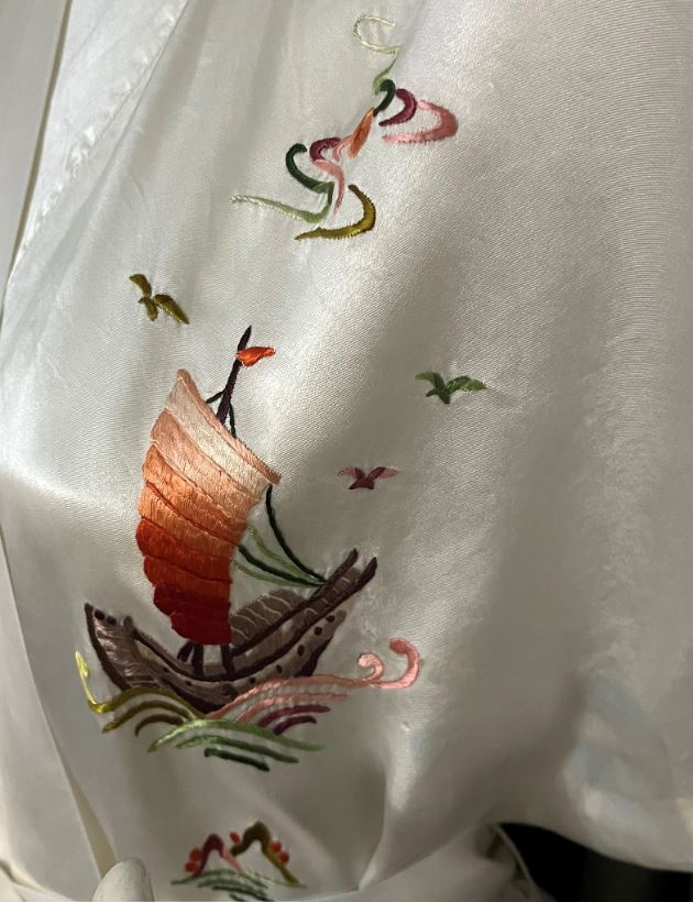 BEAUTIFUL 1960S Ivory Silk Kimono Robe Hand Embroidered