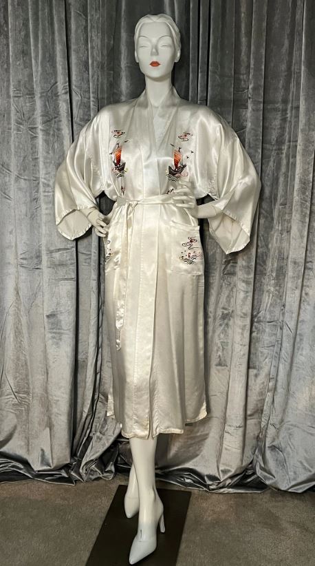 BEAUTIFUL 1960S Ivory Silk Kimono Robe Hand Embroidered