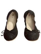 Load image into Gallery viewer, ZARA GIRLS HOLIDAY BALLERINA FLATS (SZ 1-2)
