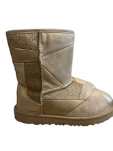 Cargar imagen en el visor de la galería, UGG SHORT PATCHWORK GOLD BOOT (SZ 3)
