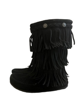 Load image into Gallery viewer, MINNETONKA 3 LAYER FRINGE BLACK BOOT (SZ 2)
