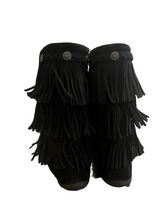 Load image into Gallery viewer, MINNETONKA 3 LAYER FRINGE BLACK BOOT (SZ 2)
