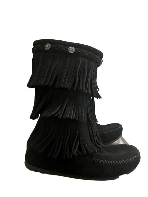 MINNETONKA 3 LAYER FRINGE BLACK BOOT (SZ 2)