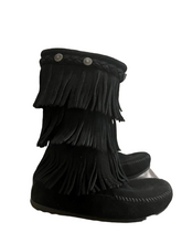 Load image into Gallery viewer, MINNETONKA 3 LAYER FRINGE BLACK BOOT (SZ 2)
