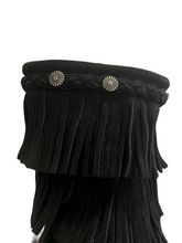 Cargar imagen en el visor de la galería, MINNETONKA 3 LAYER FRINGE BLACK BOOT (SZ 2)
