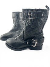 Cargar imagen en el visor de la galería, NWT ZARA LEATHER MOTO BOOTS (SZ 9)
