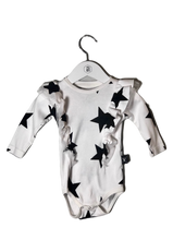 Cargar imagen en el visor de la galería, NUNUNU WHITE RUFFLED STAR ONESIE (SZ 6-12M)
