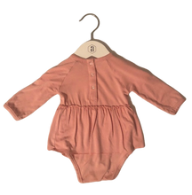 Cargar imagen en el visor de la galería, LONG SLEEVE SKIRTED BODYSUIT IN PRETTIEST PINK (SZ 6-12M)
