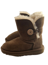 Load image into Gallery viewer, UGG BAILEY BUTTON II BOOT (SZ 9)
