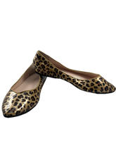 Load image into Gallery viewer, RUBY &amp; BLOOM ANIMAL PRINT FLATS (SZ 4 1/2)
