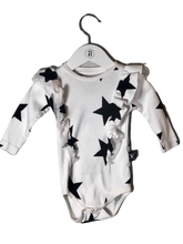 Cargar imagen en el visor de la galería, NUNUNU WHITE RUFFLED STAR ONESIE (SZ 6-12M)
