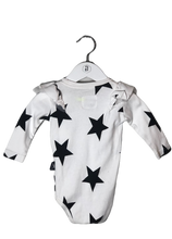 Cargar imagen en el visor de la galería, NUNUNU WHITE RUFFLED STAR ONESIE (SZ 6-12M)
