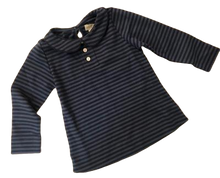 Cargar imagen en el visor de la galería, NWT OLIVE JUICE NAVY STRIPE TOP (SZ 2Y)
