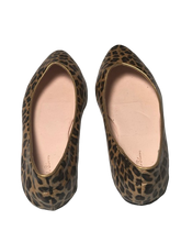 Load image into Gallery viewer, RUBY &amp; BLOOM ANIMAL PRINT FLATS (SZ 4 1/2)
