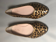 Cargar imagen en el visor de la galería, RUBY &amp; BLOOM ANIMAL PRINT FLATS (SZ 4 1/2)
