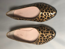 Load image into Gallery viewer, RUBY &amp; BLOOM ANIMAL PRINT FLATS (SZ 4 1/2)
